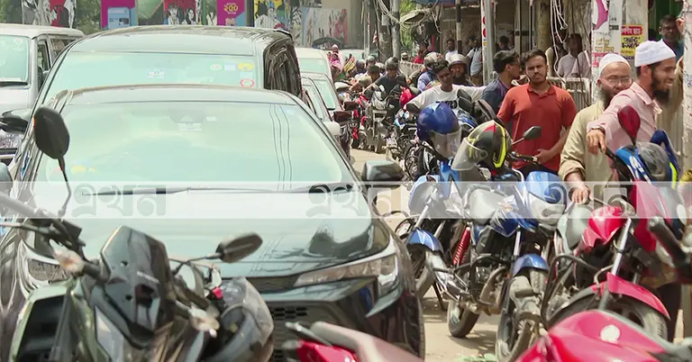 পাম্পে যানবাহনের দীর্ঘ সারি